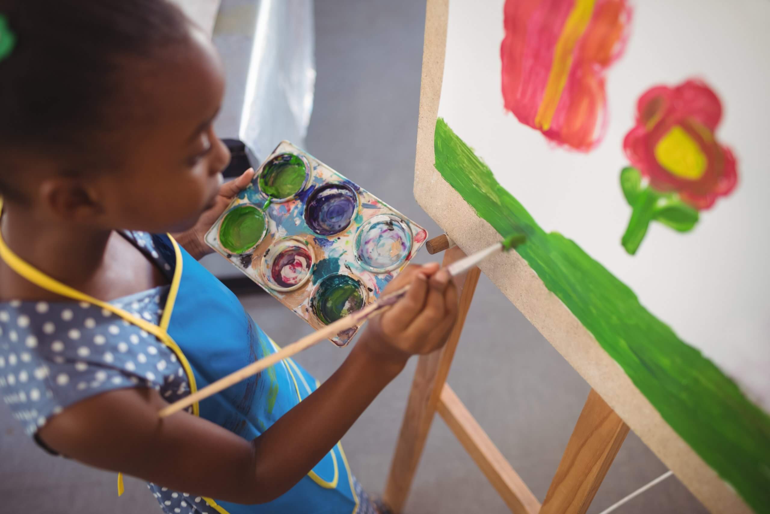 clube de arte depois das aulas para os alunos. menina de pé com