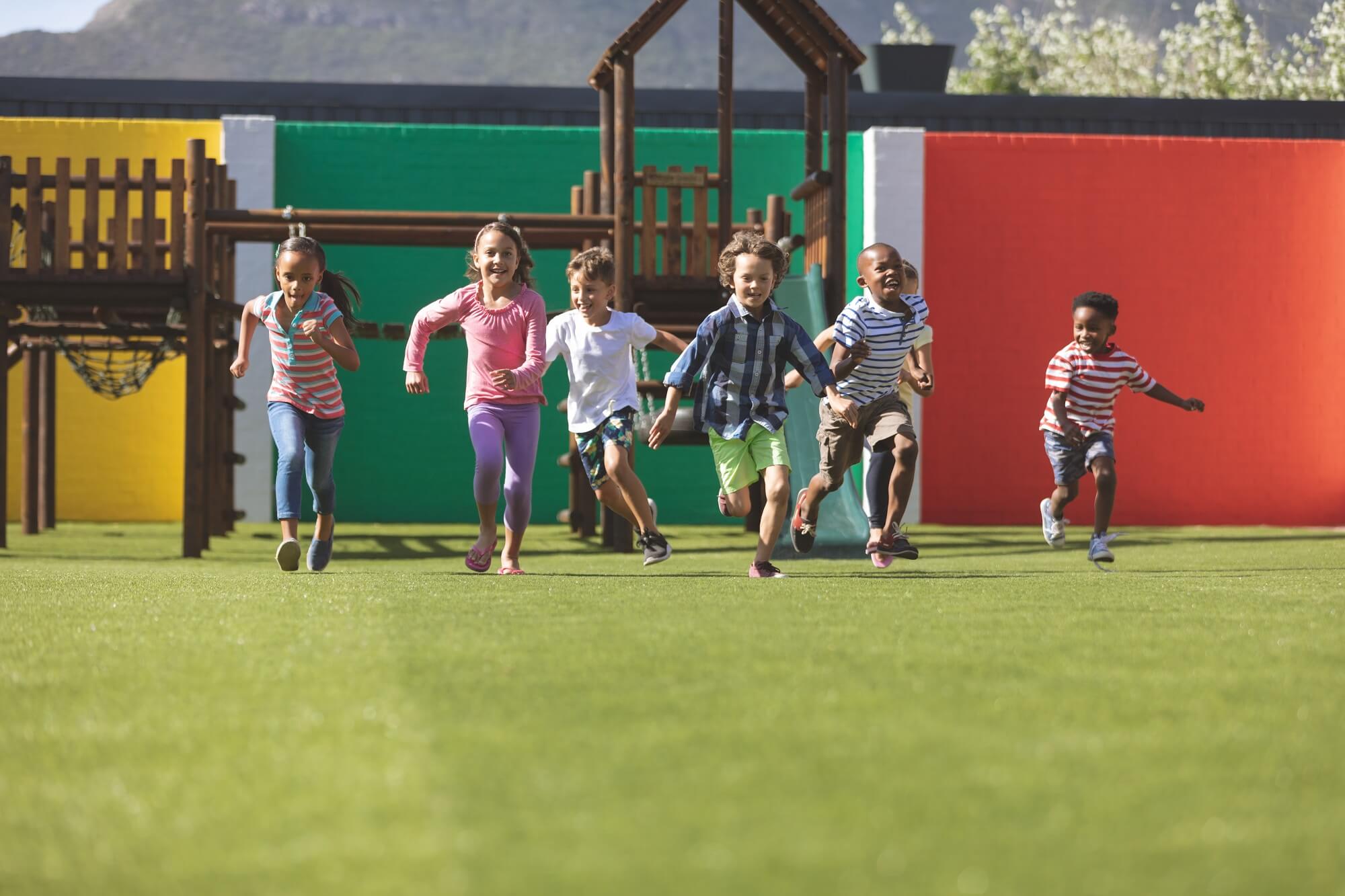 criancas felizes na escola