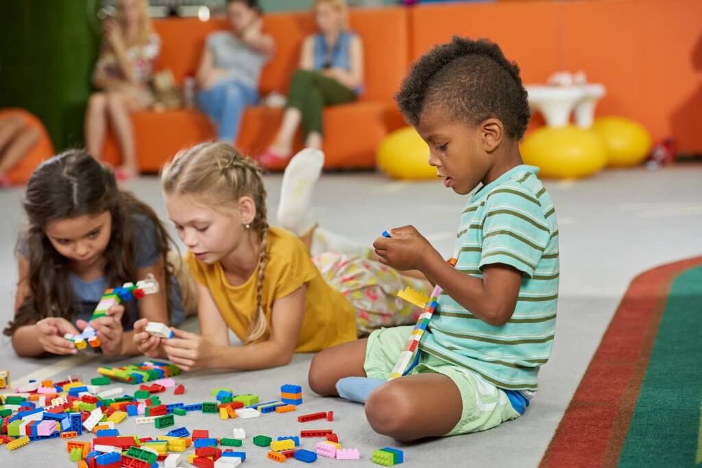 criancas brincando em sala de aula